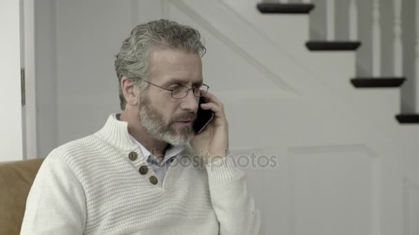 Senior adult male on smart phone - Filmagem, Vídeo