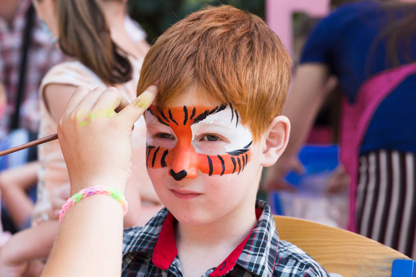 Kinderschminken, Tigeraugen verarbeiten - Foto, Bild