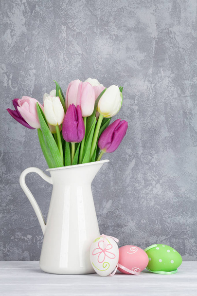Paaseieren en kleurrijke tulpen - Foto, afbeelding