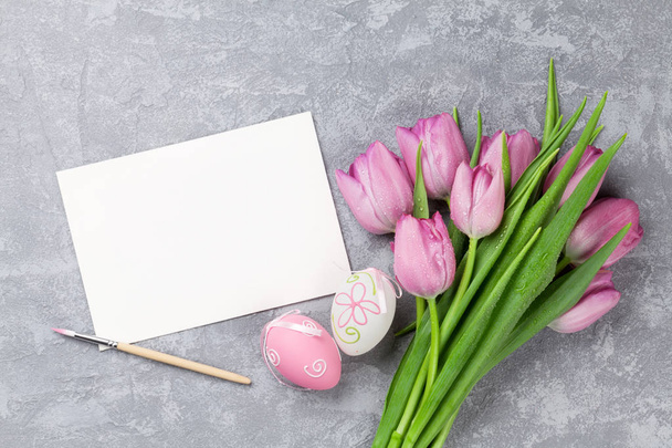 Pisanki, tulipany i kartkę z życzeniami - Zdjęcie, obraz