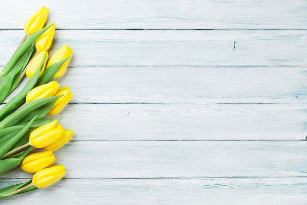 Cartão de Páscoa com tulipas amarelas
 - Foto, Imagem