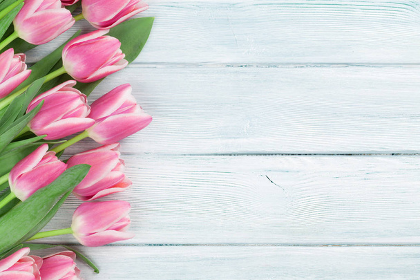 Tulipani rosa su sfondo di legno
 - Foto, immagini