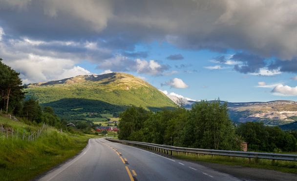 Norwegian rural road. - Foto, Bild