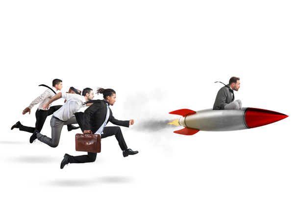 бизнесмен летит с ракетой
  - Фото, изображение