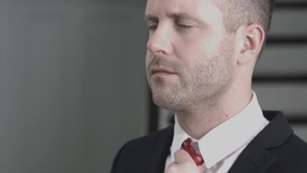 Businessman adjusting tie   - Πλάνα, βίντεο