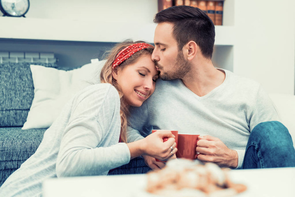 Пара расслабиться дома с чашкой кофе
 - Фото, изображение