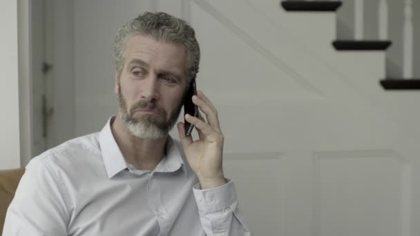 Mature adult male on the phone - Séquence, vidéo