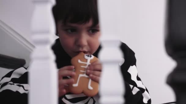 Dziecko jedzenie cukierków na schodach  - Materiał filmowy, wideo