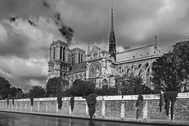 Νοτρ Νταμ de Παρίσι βρίσκεται κατά μήκος του ποταμού Σηκουάνα στο Παρίσι, Γαλλία μαύρο και άσπρο φωτογραφία - Φωτογραφία, εικόνα