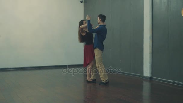 Ένα ζευγάρι που χορεύει στην αίθουσα - Πλάνα, βίντεο