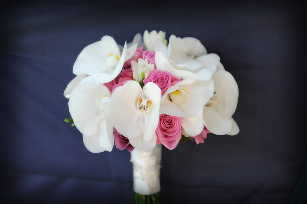 Bouquet de casamento simples tradicional com orquídeas brancas e rosas rosa
 - Foto, Imagem