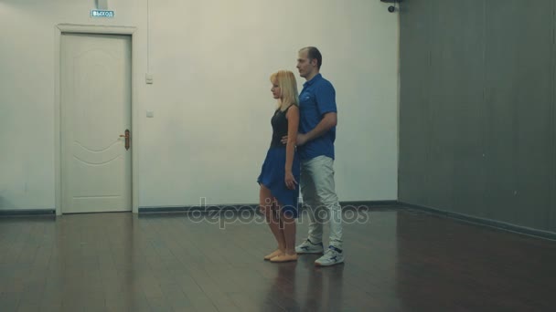 Egy pár a teremben tánc - Felvétel, videó
