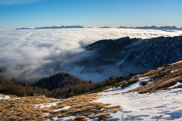 Puesta de sol en las montañas con niebla
 - Foto, imagen