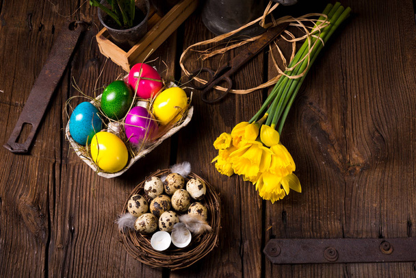 Easter eggs and daffodils   - Φωτογραφία, εικόνα