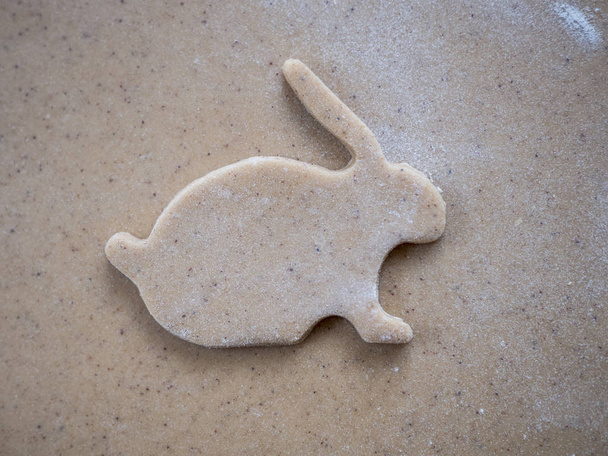 форма кролика вирізана з тіста
 - Фото, зображення
