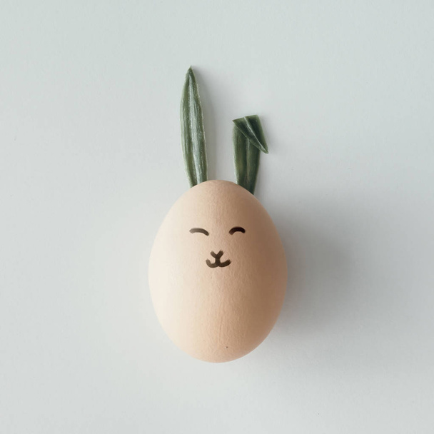 Uovo di Pasqua con orecchie di coniglio e faccia
 - Foto, immagini