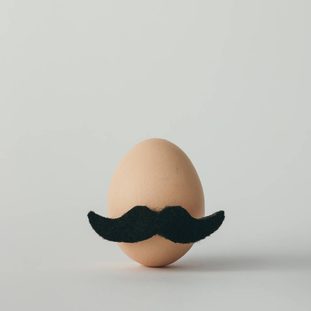 Huevo de Pascua con bigote hipster
 - Foto, Imagen