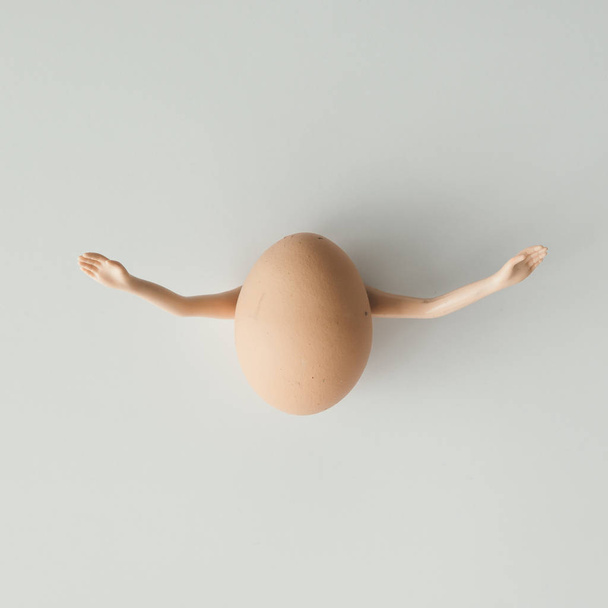 Huevo de Pascua con manos de juguete
 - Foto, Imagen