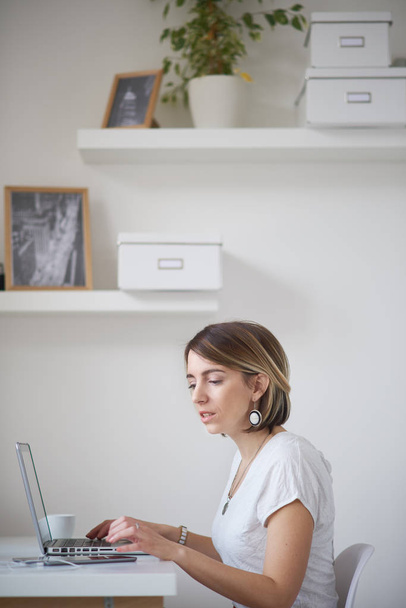 Kobieta pracująca na laptopie   - Zdjęcie, obraz