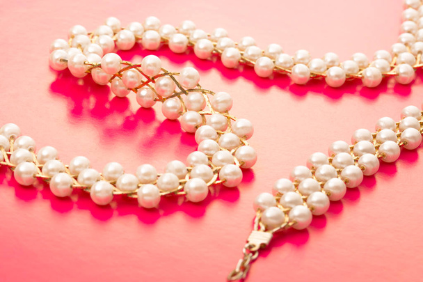 Collier et bracelet avec perles blanches
 - Photo, image