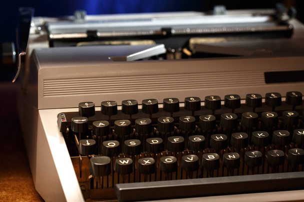 Machine à écrire avec alphabet latin
 - Photo, image