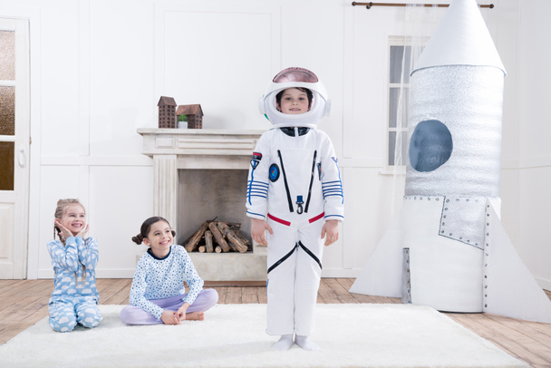 Garçon en costume d'astronaute
 - Photo, image