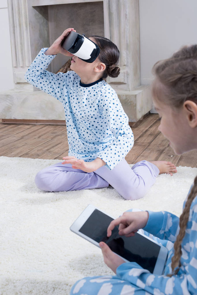 girls with VR and digital tablet   - Фото, зображення