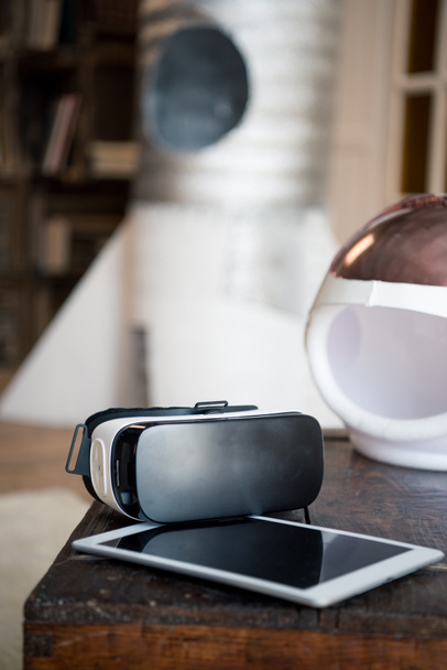 Virtuaalitodellisuus kuulokkeet ja digitaalinen tabletti
 - Valokuva, kuva