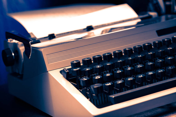 Máquina de escrever velha com alfabeto latino
 - Foto, Imagem