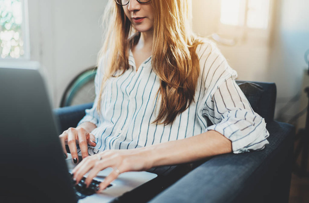 Nuori nainen pitkät hiukset kannettavan tietokoneen avulla
 - Valokuva, kuva