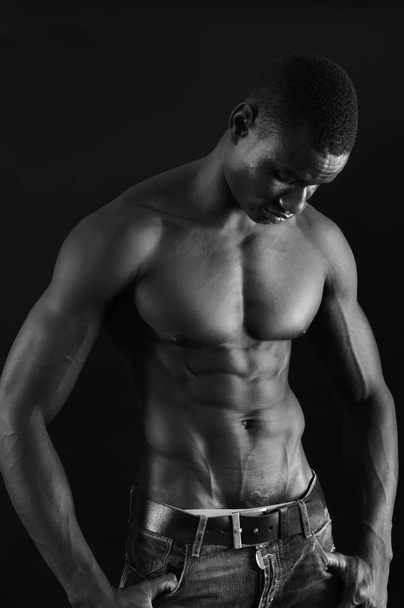 retrato de um homem africano preto e branco
 - Foto, Imagem