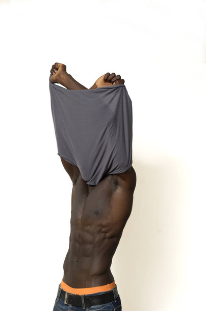African man taking off his shirt - Foto, Bild