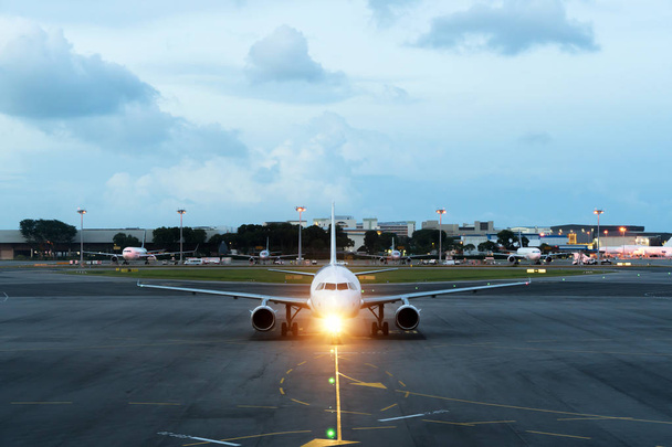 Eine weiße Passagiermaschine hebt von der Landebahn des Flughafens ab. Flugzeugbau - Foto, Bild