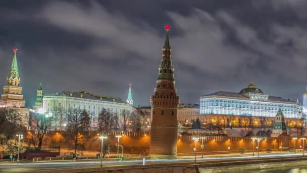 Rusko, Moskva, noční pohled na řeku Moskvu, most a Kreml - Záběry, video