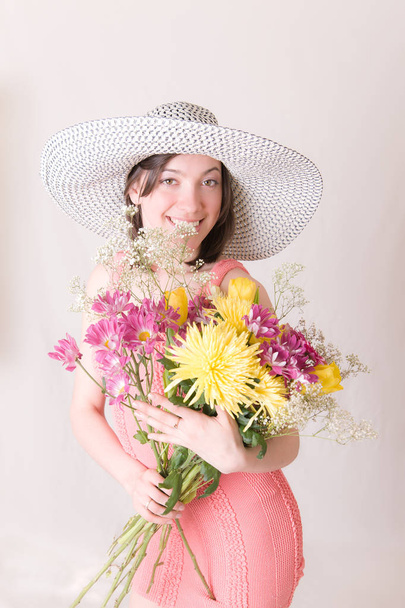 девушка с букетом цветов - Фото, изображение