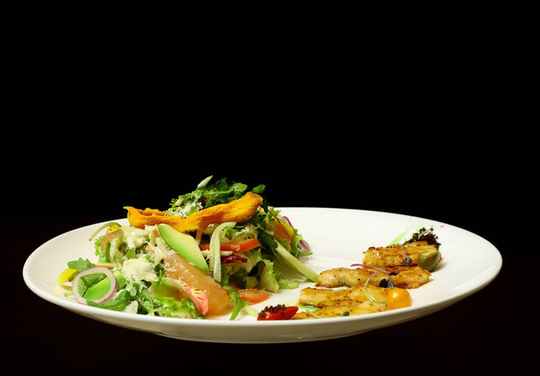 Green salad with fried fish - Foto, afbeelding
