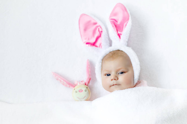Adorável bonito bebê recém-nascido menina em traje de coelho de Páscoa e orelhas
. - Foto, Imagem