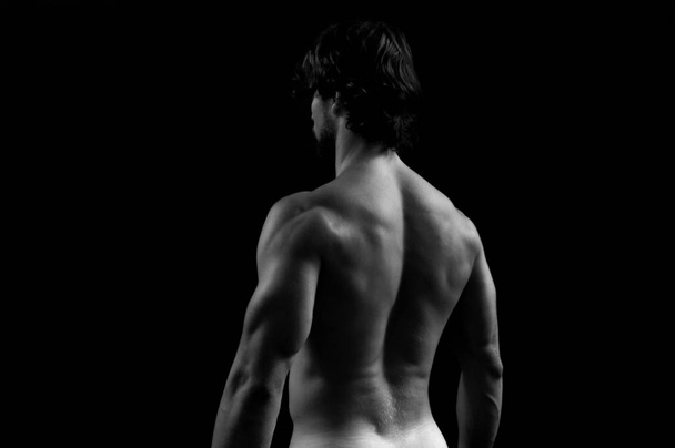 een man met zijn rug, wit en zwart - Foto, afbeelding