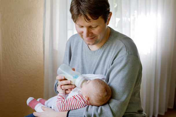 Otec dcera krmení novorozence s mlékem v kojící láhev - Fotografie, Obrázek