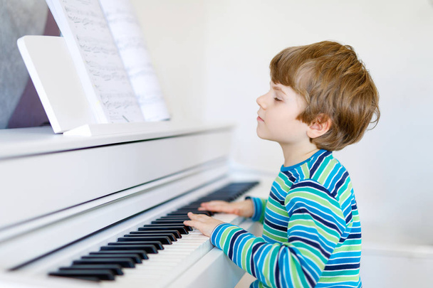 Güzel bir çocuk çocuk oturma odası veya müzik okulu piyano - Fotoğraf, Görsel