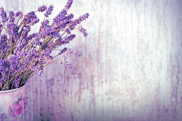 乾燥ラベンダー ラベンダーの花にセレクティブ フォーカスの花瓶 - 花束 - 写真・画像