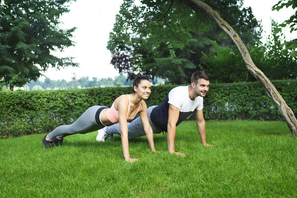Молода пара тренує і розтягує м'язи перед спортом
 - Фото, зображення