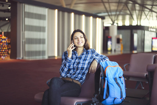 Жінка-пасажир в зоні очікування рейсу
 - Фото, зображення