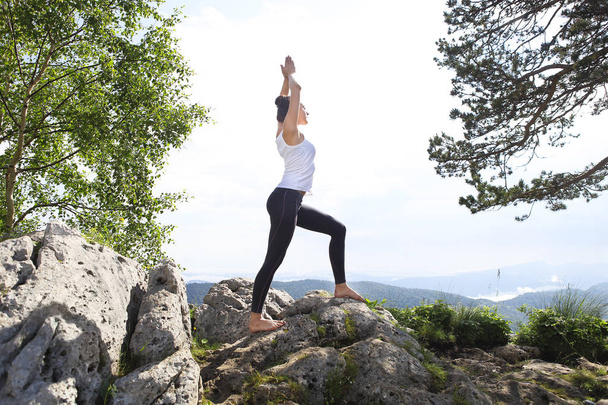 attraktive junge Frau in Yoga-Pose für Balance und Dehnung - Foto, Bild