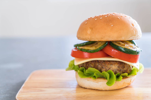 burger on wood plate  - American food - Foto, afbeelding