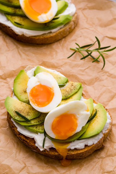 бутерброд с авокадо и яйцом
 - Фото, изображение