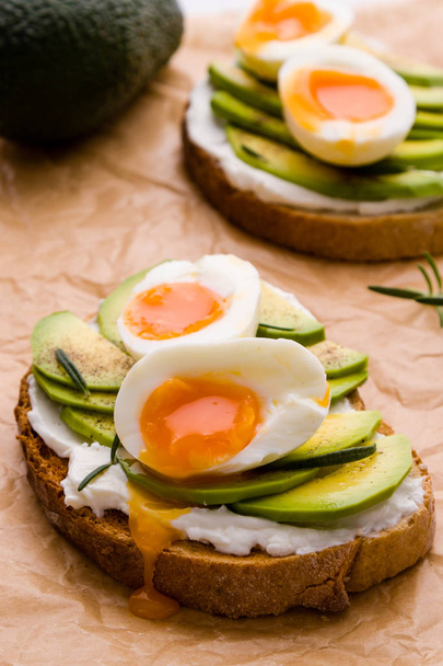 avocado and egg sandwich - Foto, afbeelding