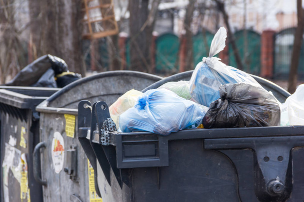 Rrey çöp, geri dönüşüm, atık ve çöp bidonları building yakınındaki. Ba - Fotoğraf, Görsel