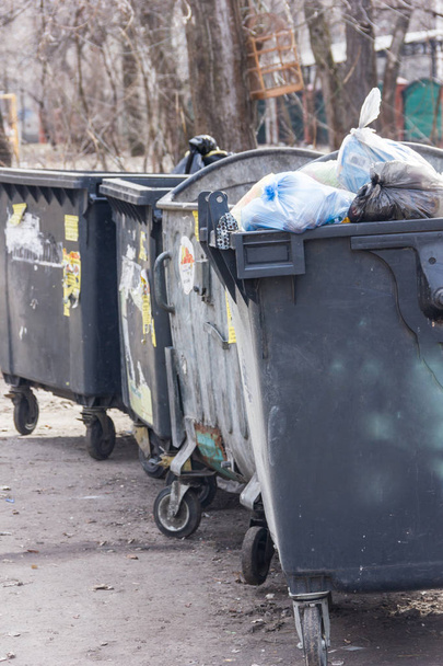 Rrey dumpster, κάδοι ανακύκλωσης, τα απόβλητα και σκουπίδια κοντά στο κτίριο. ΒΑ - Φωτογραφία, εικόνα