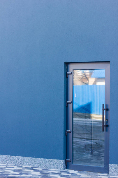 La porta in vetro colorato con una cornice grigia nell'edificio degli uffici
.  - Foto, immagini